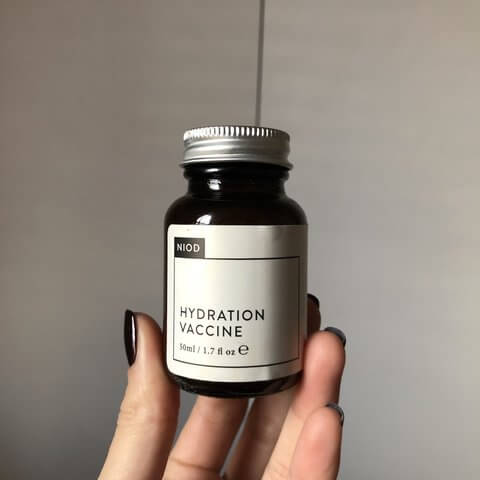 NIOD Hydration Vaccine 50 ml.  ใช้ส่วนผสมที่ล้ำสมัยเพื่อให้คุณได้ผิวที่ดีที่สุด ช่วยเสริมปัจจัยความชุ่มชื้นตามธรรมชาติของผิว (NMFs) ป้องกันไม่ให้มันหายไป ประกอบด้วยกรดอะมิโนและแร่ธาตุที่สำคัญกับผิว NMFs ช่วยปรับสมดุลธรรมชาติของผิวจากการสูญเสียความชุ่มชื้นและเติมเต็มสิ่งล้ำค่านี้ให้ผิวชุ่มชื้นขึ้นอย่างเห็นได้ชัด 