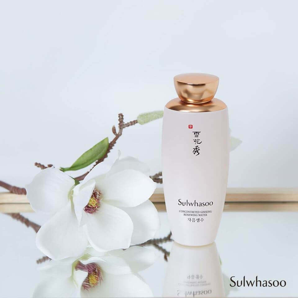 Sulwhasoo Concentrated Ginseng Renewing Water ให้ผิวรู้สึกแน่นกระชับ พร้อมมอบความชุ่มชื่นและฟื้นบำรุงให้ผิวที่แห้งกร้าน ด้วยเทคโนดลยี Steamed Ginseng Water Concentrate™ ส่วนผสมอันล้ำค่าที่ได้จากการควบแน่นที่อุดมไปด้วยความชุ่มชื้นและสารบำรุงจากโสม