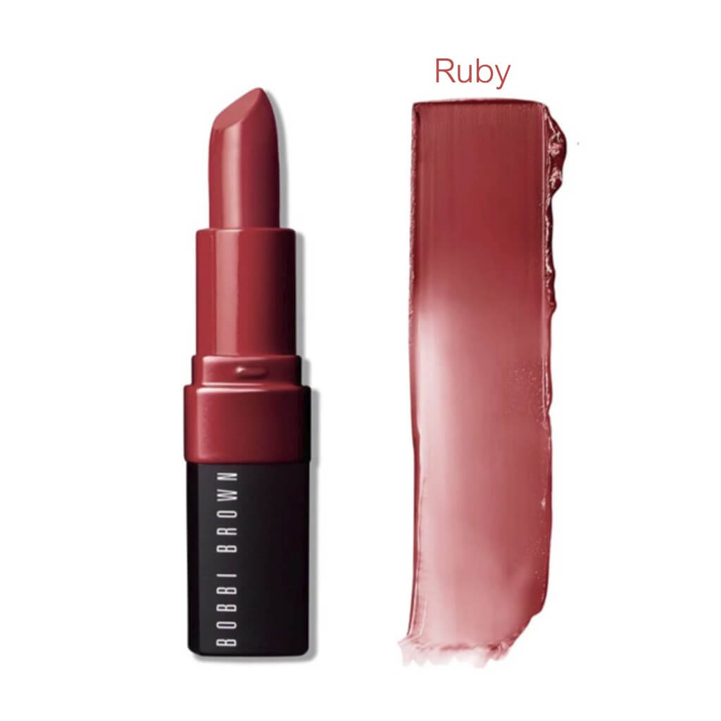 BOBBI BROWN Crushed Lip Color #Ruby 3.4 g  ลิปสติกรุ่นสุดฮิต รุ่นที่ขายดีที่สุดจาก Bobbi Brown ให้ผลลัพธ์ดูเป็นธรรมชาติ ดุจใช้นิ้วค่อย ๆ แตะสีสันบนริมฝีปาก เพื่อลุคง่าย ๆ สบาย ๆ แต่ติดทนนานตลอดวัน